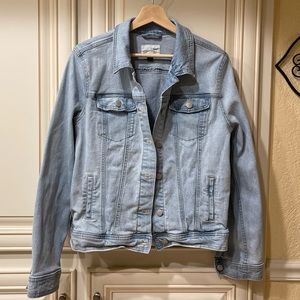 Universal Thread • Light wash denim jacket • Like New